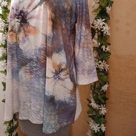 👕ARTW Embellished Tunic👕 - Picture 3 of 16